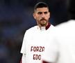 Căpitanul Lorenzo Pellegrini, în tricou alb cu numele fostului său coleg, Eduardo Bove / Foto: Imago