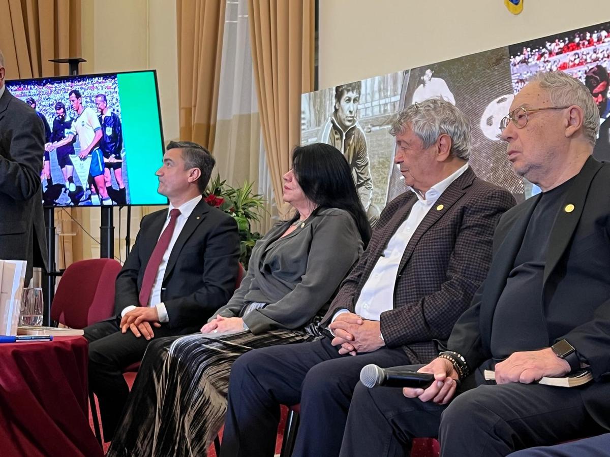 Mircea Lucescu, aclamat la Primăria Iași! Urmează București în această după-amiază » Selecționerul și-a lansat cartea: „Sunt lucruri importante acolo, sper să-i ajute pe antrenori”