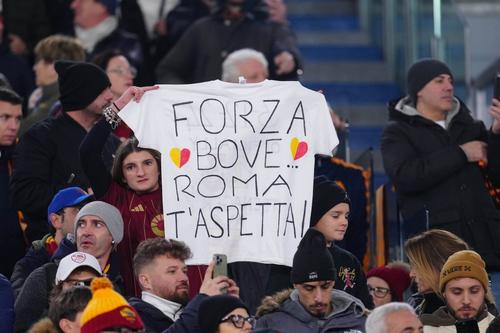 Fanii au afișat pe Olimpico mesaje de susținere pentru fostul romanist Edoardo Bove / Foto: Imago