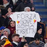 Fanii au afișat pe Olimpico mesaje de susținere pentru fostul romanist Edoardo Bove / Foto: Imago