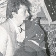 La dans împreună cu bunica sa, Elisabeta, cea care l-a crescut după divorțul părinților