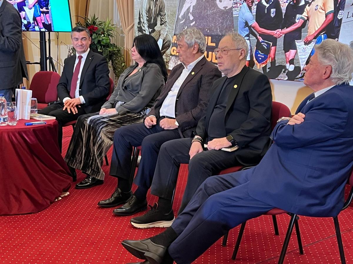Mircea Lucescu, aclamat la Primăria Iași! Urmează București în această după-amiază » Selecționerul și-a lansat cartea: „Sunt lucruri importante acolo, sper să-i ajute pe antrenori”
