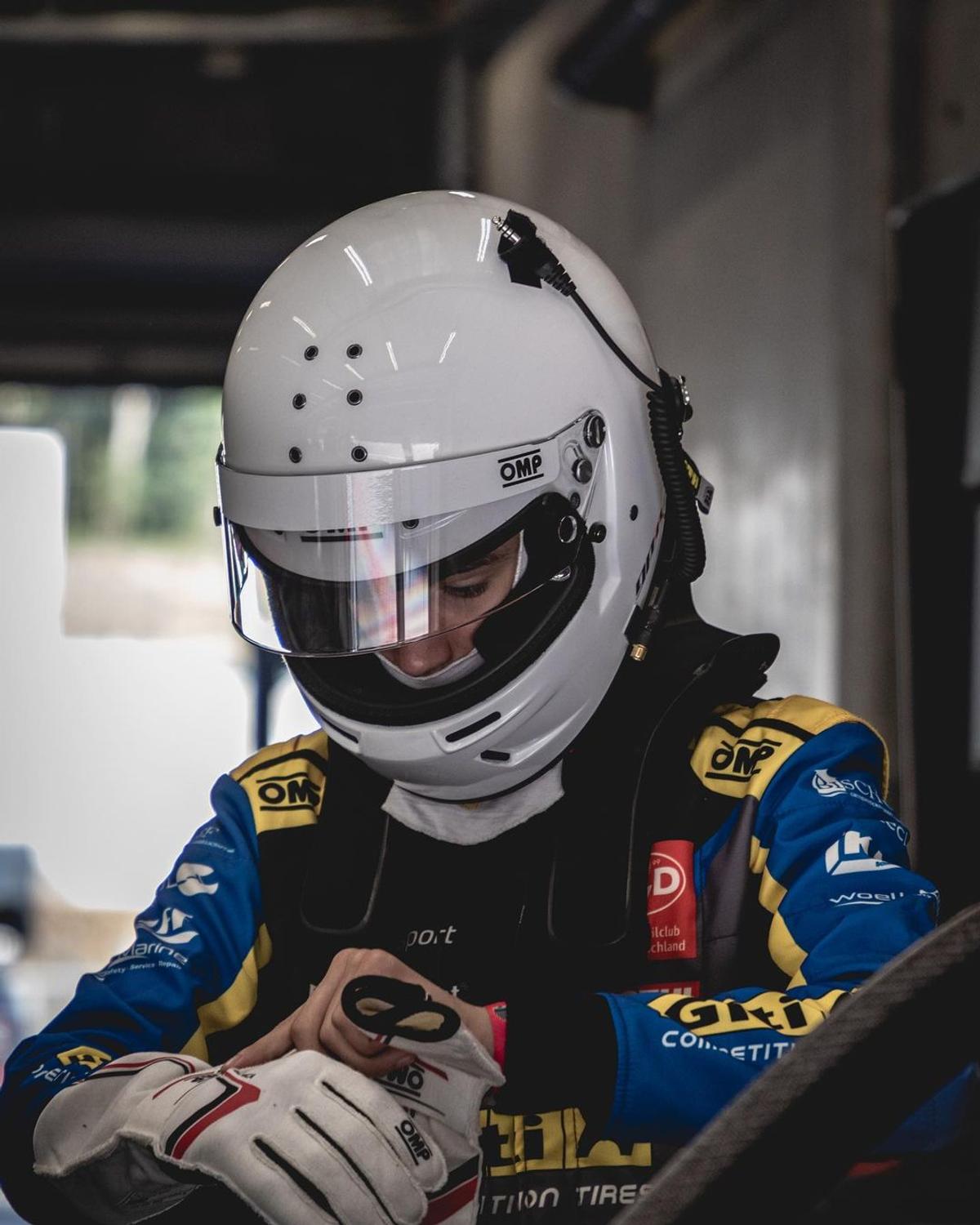 La doar 16 ani, Tudor Tudurachi pilotează cu peste 250 km/h, a scris istorie în campionatele de anduranță din Germania și are o maturitate incredibilă în discurs: „Uneori simt că fac parte din mașină”