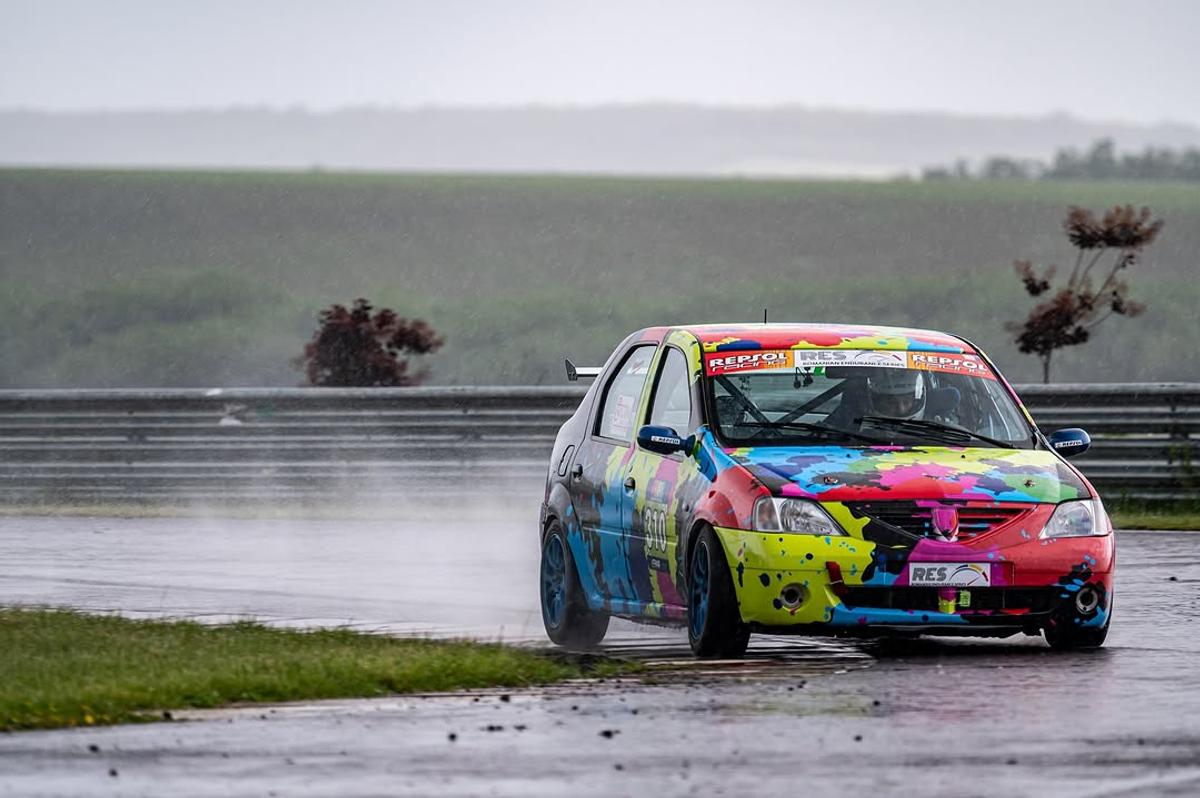 La doar 16 ani, Tudor Tudurachi pilotează cu peste 250 km/h, a scris istorie în campionatele de anduranță din Germania și are o maturitate incredibilă în discurs: „Uneori simt că fac parte din mașină”