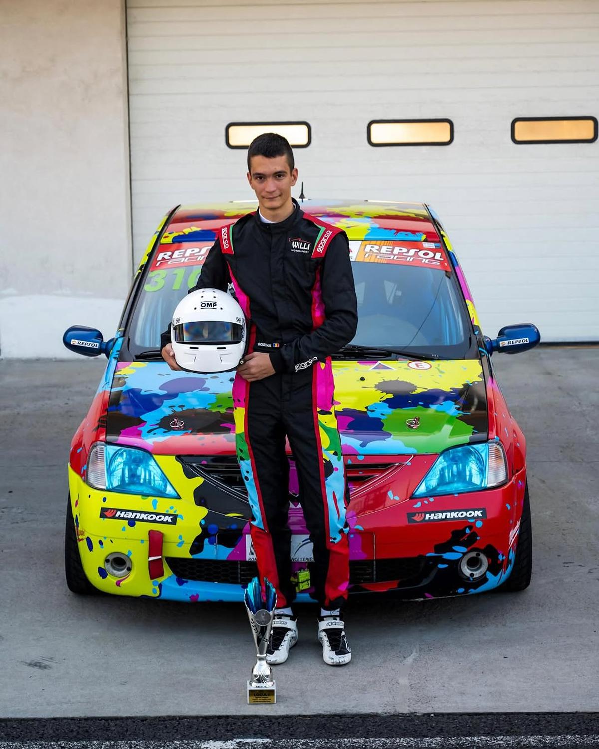 La doar 16 ani, Tudor Tudurachi pilotează cu peste 250 km/h, a scris istorie în campionatele de anduranță din Germania și are o maturitate incredibilă în discurs: „Uneori simt că fac parte din mașină”
