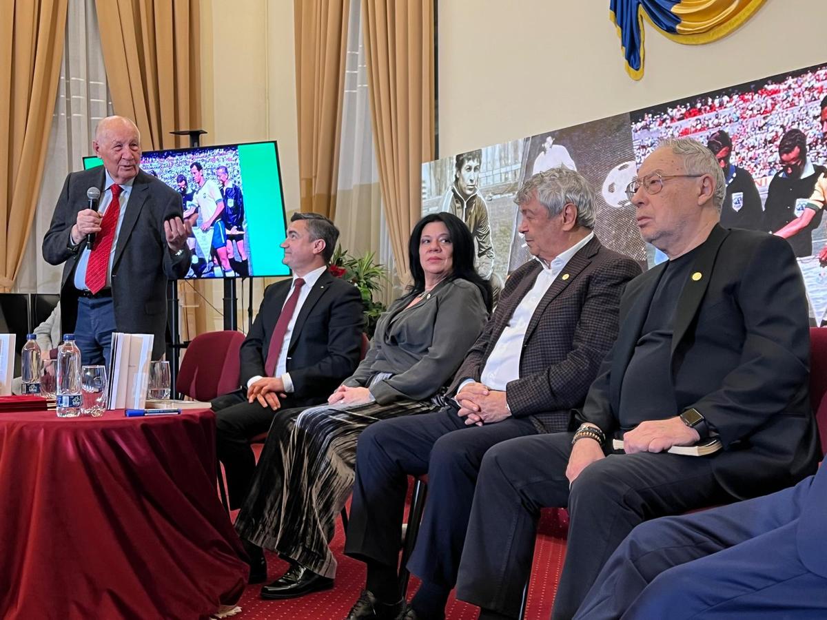 Mircea Lucescu, aclamat la Primăria Iași! Urmează București în această după-amiază » Selecționerul și-a lansat cartea: „Sunt lucruri importante acolo, sper să-i ajute pe antrenori”
