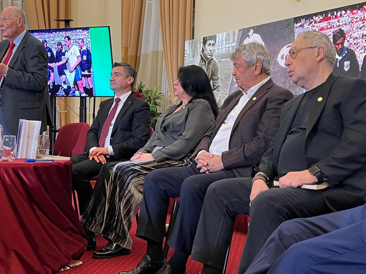 Mircea Lucescu, aclamat la Primăria Iași! Urmează București în această după-amiază » Selecționerul și-a lansat cartea: „Sunt lucruri importante acolo, sper să-i ajute pe antrenori”
