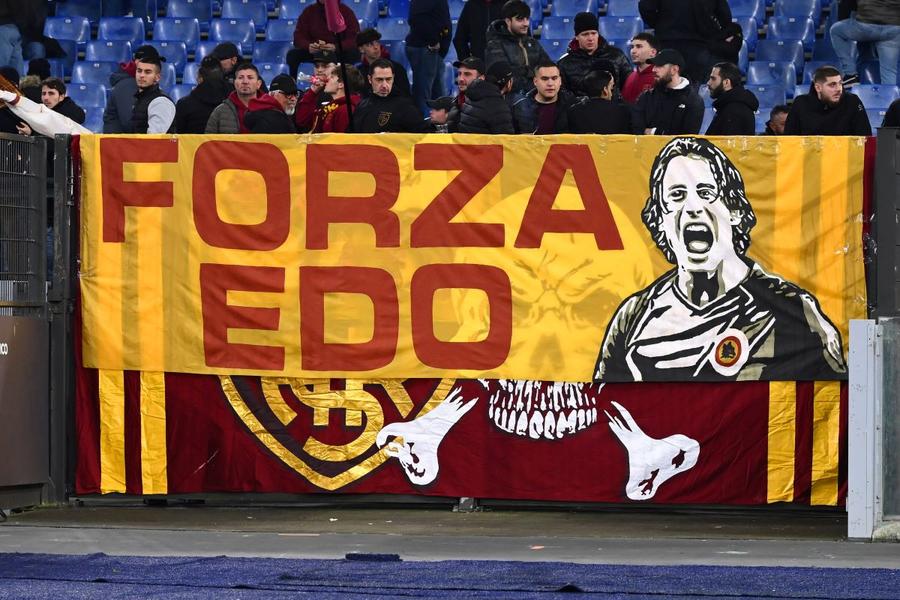 Fanii au afișat pe Olimpico mesaje de susținere pentru fostul romanist Edoardo Bove / Foto: Imago Edoardo Bove a rămas internat la terapie intensivă. Suspiciunea medicilor legată de infarctul fotbalistului!
