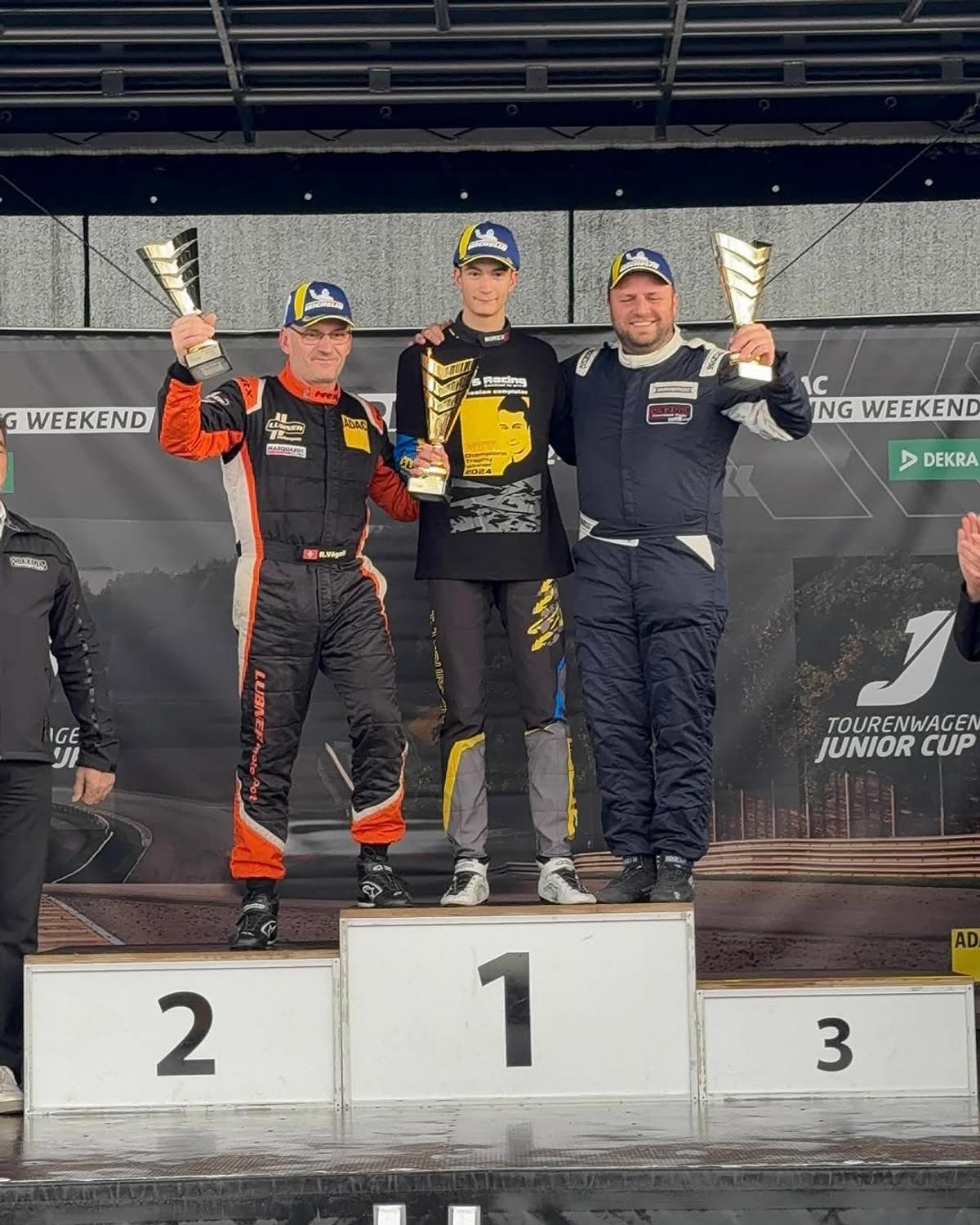 La doar 16 ani, Tudor Tudurachi pilotează cu peste 250 km/h, a scris istorie în campionatele de anduranță din Germania și are o maturitate incredibilă în discurs: „Uneori simt că fac parte din mașină”