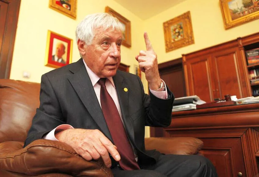 Doctorul Vasile Cândea a povestit în 2012, pentru GSP, toată istoria salvării brațului lui Duckadam / Foto: gsp.ro Cel mai mare fake news din cariera lui Duckadam: ar fi fost împușcat de Nicu Ceaușescu » Doctorul Vasile Cândea dezvăluia: „Putea ajunge ca Neșu!”
