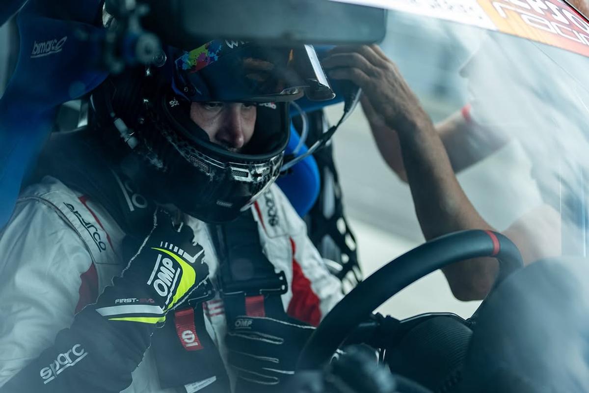 La doar 16 ani, Tudor Tudurachi pilotează cu peste 250 km/h, a scris istorie în campionatele de anduranță din Germania și are o maturitate incredibilă în discurs: „Uneori simt că fac parte din mașină”
