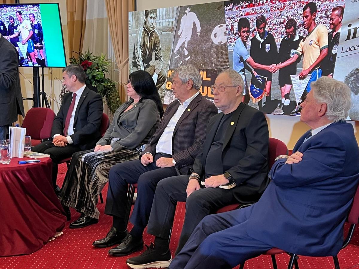 Mircea Lucescu, aclamat la Primăria Iași! Urmează București în această după-amiază » Selecționerul și-a lansat cartea: „Sunt lucruri importante acolo, sper să-i ajute pe antrenori”
