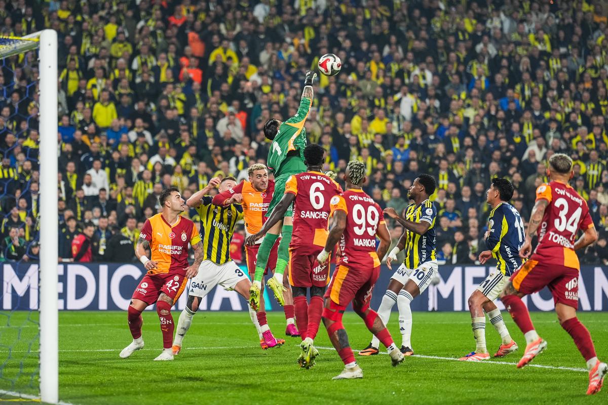 Incidente reprobabile la derby-ul Fenerbahce - Galatasaray