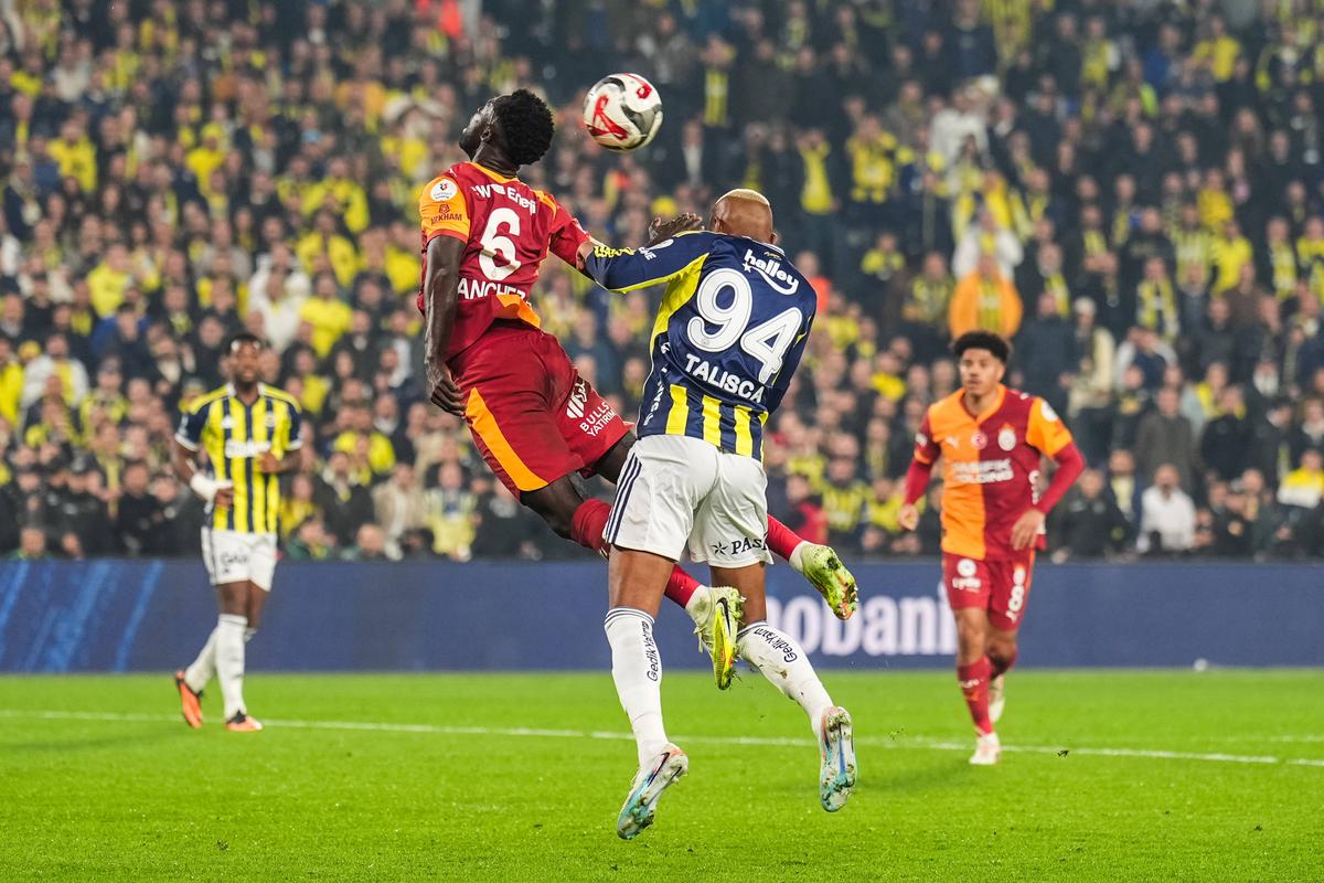 Incidente reprobabile la derby-ul Fenerbahce - Galatasaray