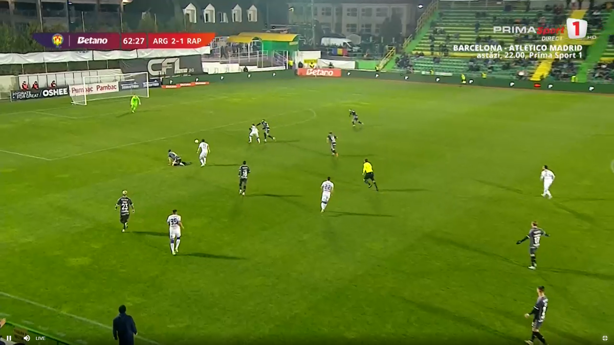 Fază controversată în FC Argeș - Rapid » 7 minute de analiză la VAR, după două greșeli uriașe în defensivă
