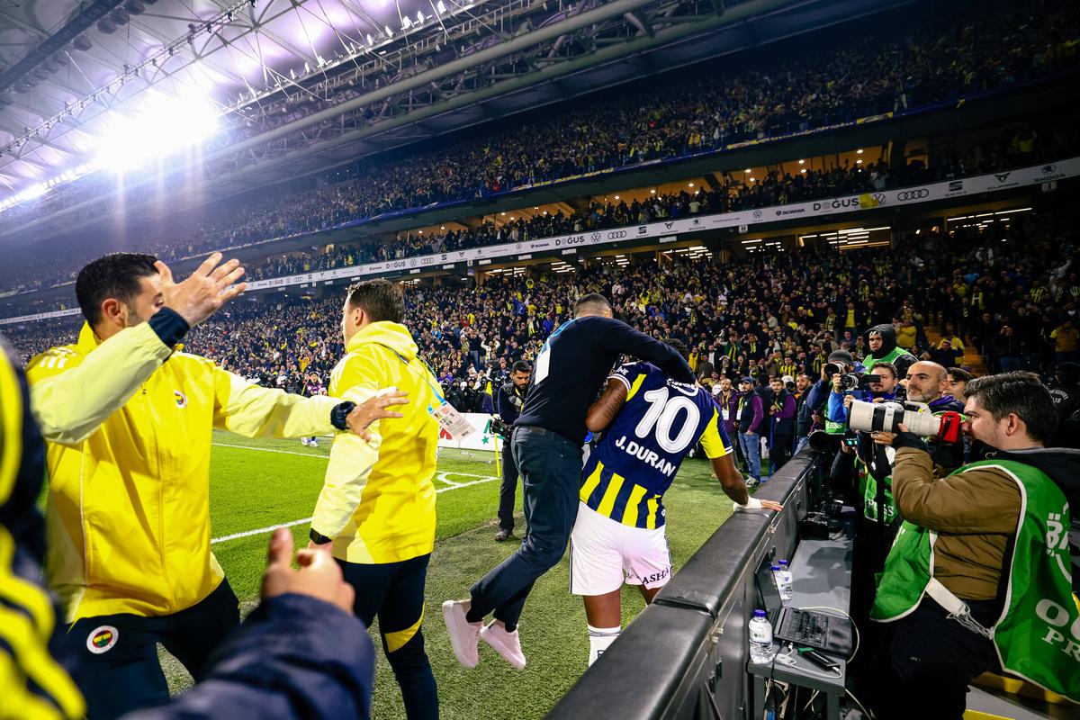 Incidente reprobabile la derby-ul Fenerbahce - Galatasaray