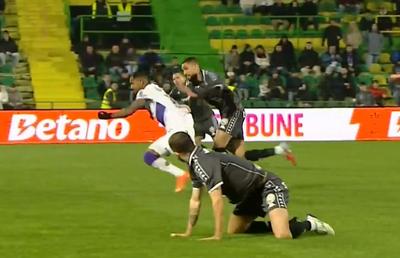 Fază controversată în FC Argeș - Rapid » 7 minute de analiză la VAR, după două greșeli uriașe în defensivă