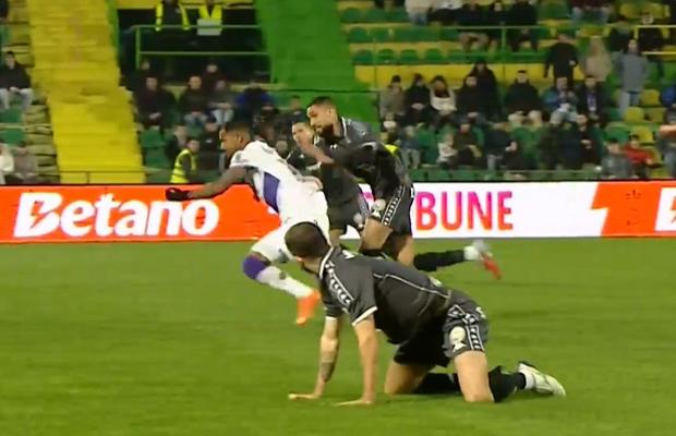 Fază controversată în FC Argeș - Rapid » 7 minute de analiză la VAR, după două greșeli uriașe în defensivă