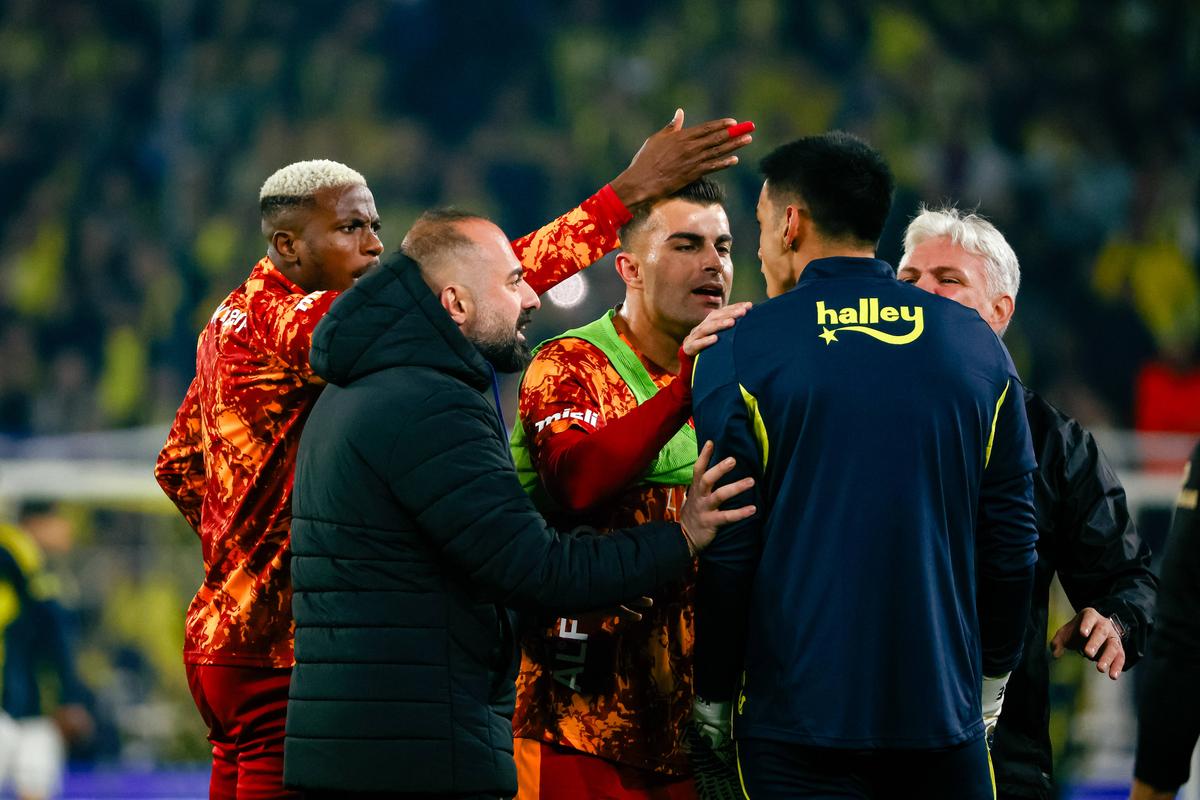 Incidente reprobabile la derby-ul Fenerbahce - Galatasaray