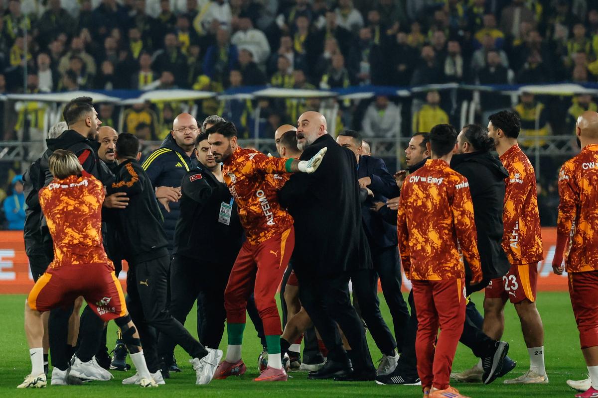 Incidente reprobabile la derby-ul Fenerbahce - Galatasaray