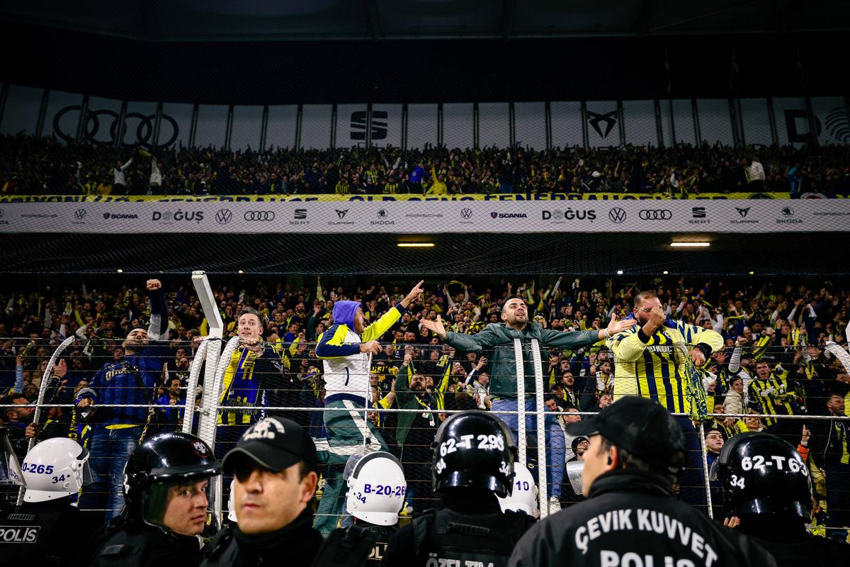 Incidente reprobabile la derby-ul Fenerbahce - Galatasaray