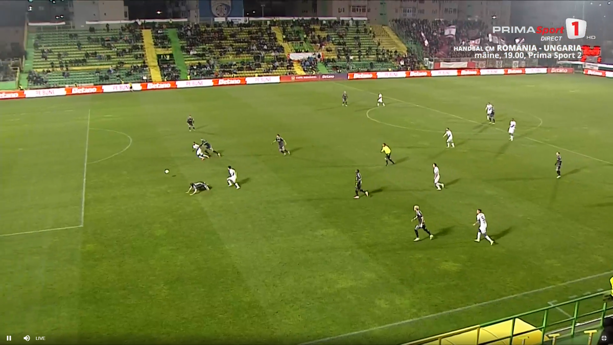 Fază controversată în FC Argeș - Rapid » 7 minute de analiză la VAR, după două greșeli uriașe în defensivă
