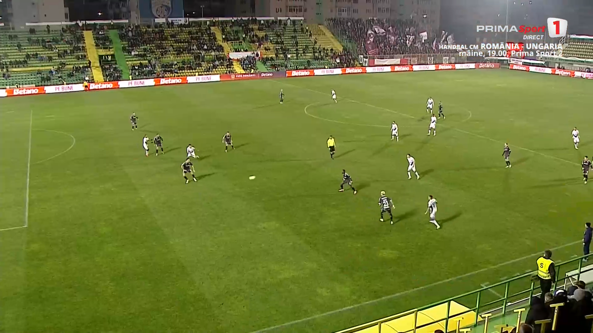 Fază controversată în FC Argeș - Rapid » 7 minute de analiză la VAR, după două greșeli uriașe în defensivă
