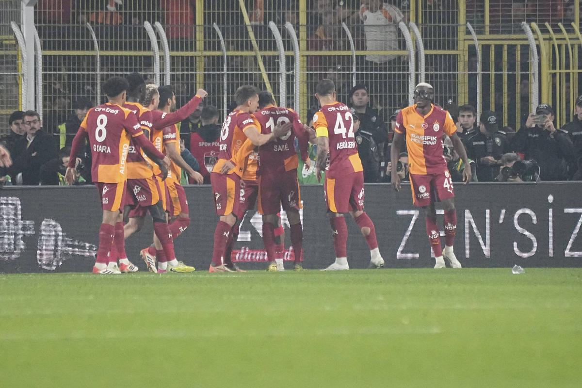 Incidente reprobabile la derby-ul Fenerbahce - Galatasaray