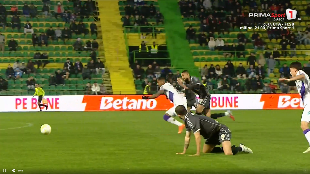 Fază controversată în FC Argeș - Rapid » 7 minute de analiză la VAR, după două greșeli uriașe în defensivă
