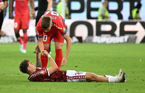 Andrei Borza, ridicat de Alex Stoian în meciul tur cu FCSB, încheiat cu scorul de 2-2, foto: Imago Images