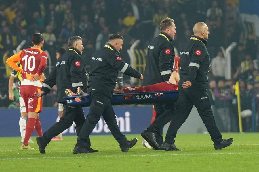 Kazimcan Karatas, scos pe targă de pe teren / Foto: Imago Scandal „bricheta” în Fenerbahce - Galatasaray! Lovit imediat după gol, sub privirile lui Lucescu
