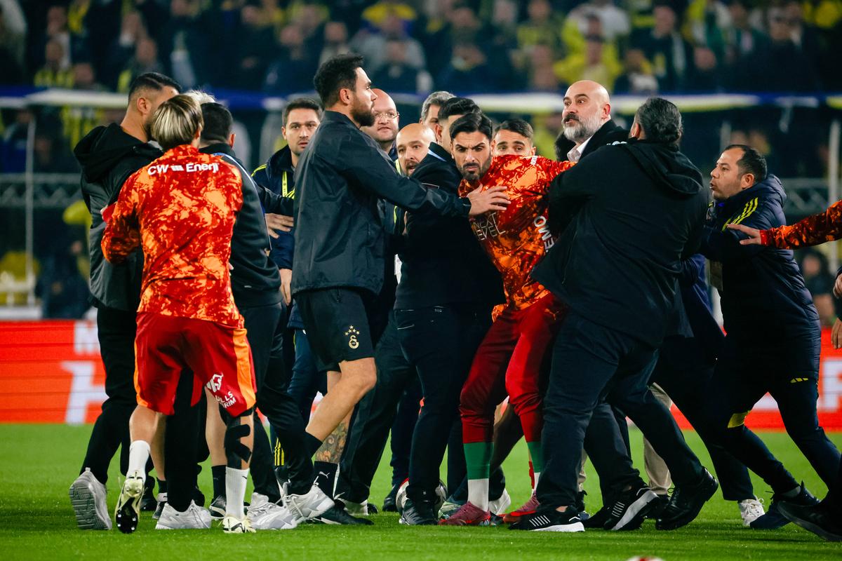 Incidente reprobabile la derby-ul Fenerbahce - Galatasaray