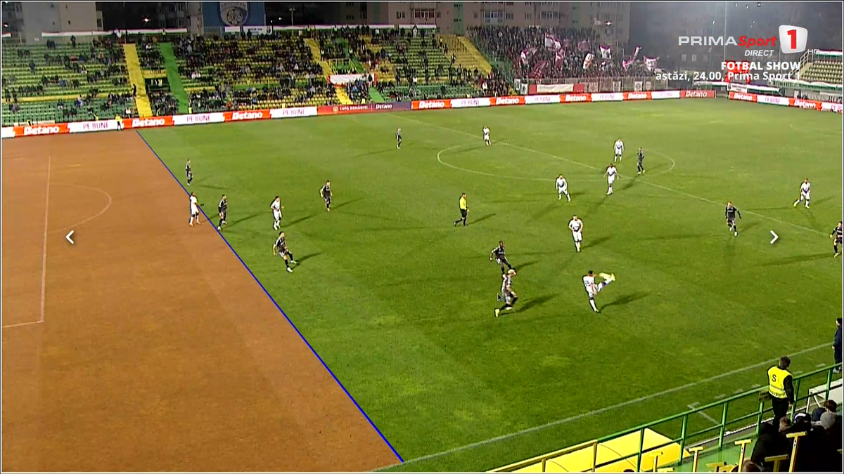 Fază controversată în FC Argeș - Rapid » 7 minute de analiză la VAR, după două greșeli uriașe în defensivă