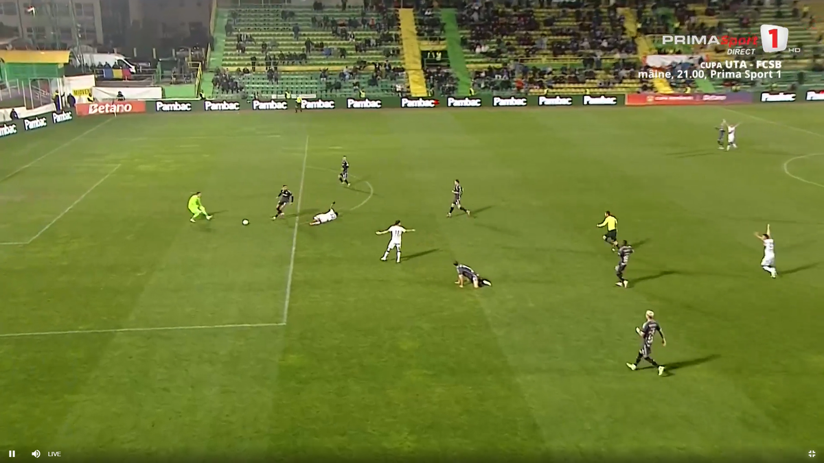Fază controversată în FC Argeș - Rapid » 7 minute de analiză la VAR, după două greșeli uriașe în defensivă