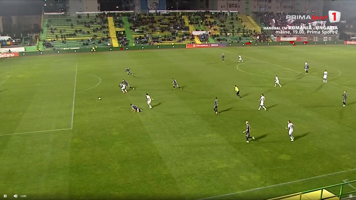 Fază controversată în FC Argeș - Rapid » 7 minute de analiză la VAR, după două greșeli uriașe în defensivă