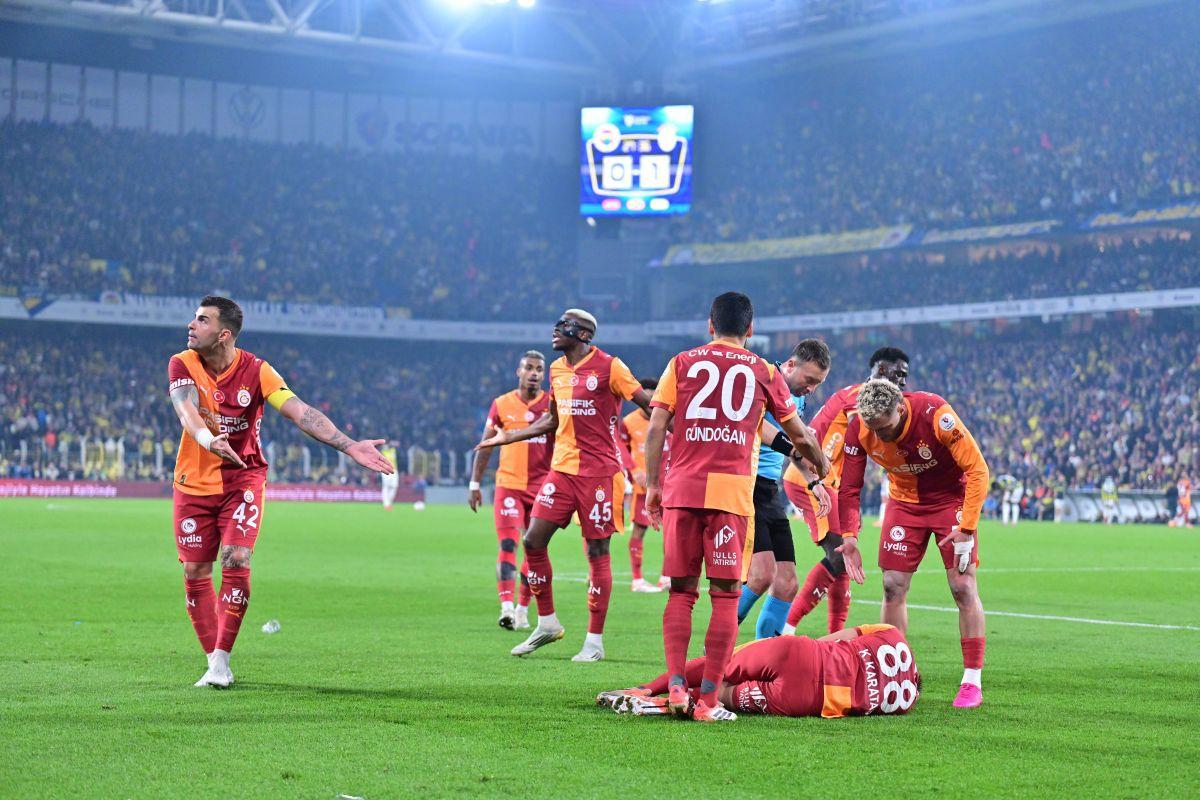 Scandal „bricheta” în Fenerbahce - Galatasaray! Lovit imediat după gol, sub privirile lui Lucescu