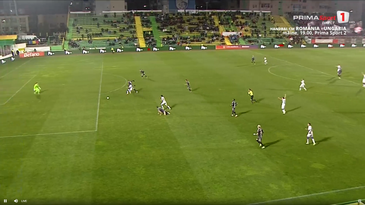 Fază controversată în FC Argeș - Rapid » 7 minute de analiză la VAR, după două greșeli uriașe în defensivă