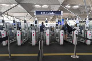 „Fost internațional englez”, arestat în aeroport! Acuzația e gravă: tentativă de viol