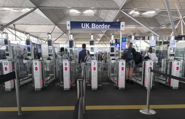 „Fost internațional englez”, arestat în aeroport! Acuzația e gravă: tentativă de viol