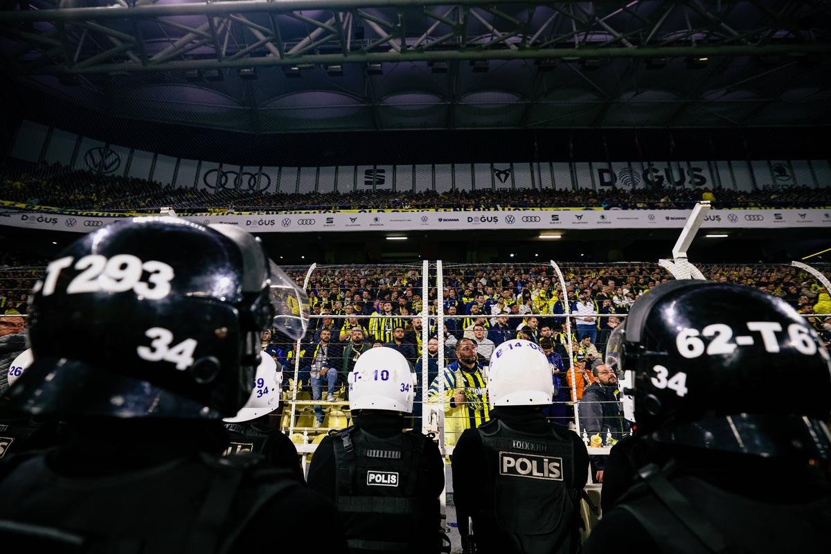 Scandal „bricheta” în Fenerbahce - Galatasaray! Lovit imediat după gol, sub privirile lui Lucescu