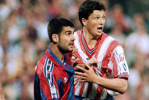 Luboslav Penev, în tricoul lui Atletico Madrid, într-un duel cu Pep Guardiola. Foto: Imago Images