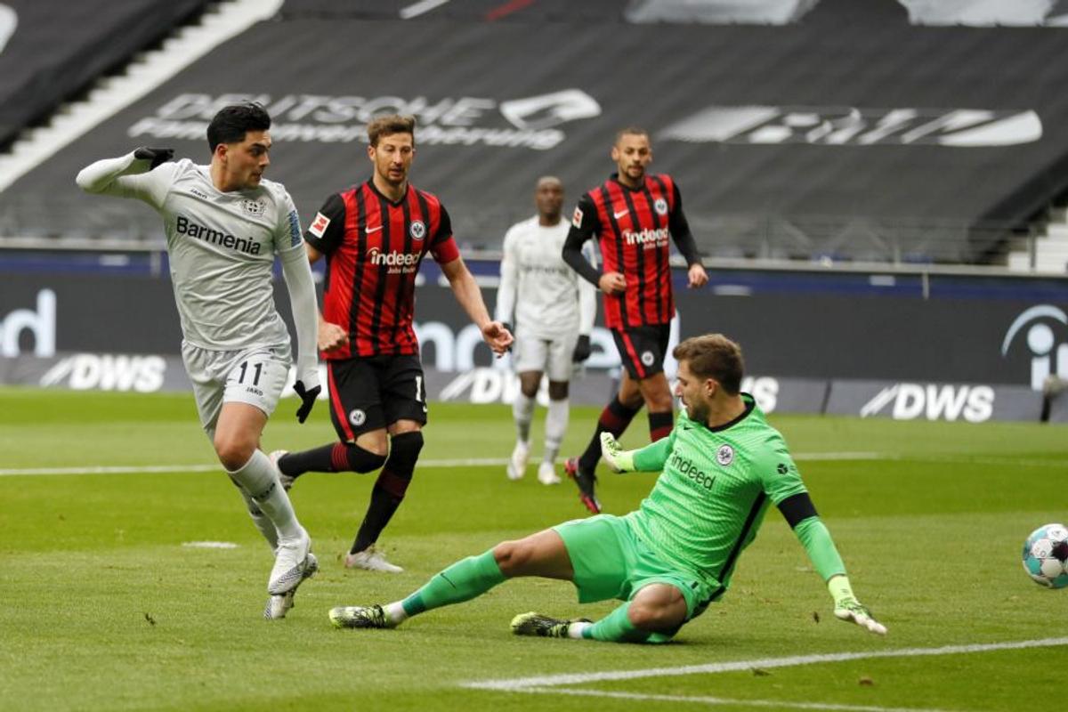 BUNDESLIGA. VIDEO Golul începutului de an vine din Germania » Reușită SENZAȚIONALĂ în Frankfurt - Leverkusen