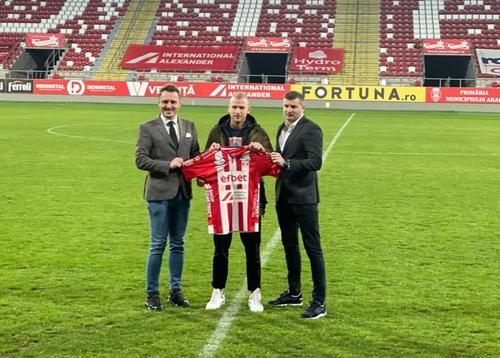 UTA a prezentat primele două transferuri ale iernii. E vorba de mijlocașul ofensiv Roger (24 de ani) și de închizătorul Modestas Vorobjovas (25 de ani).