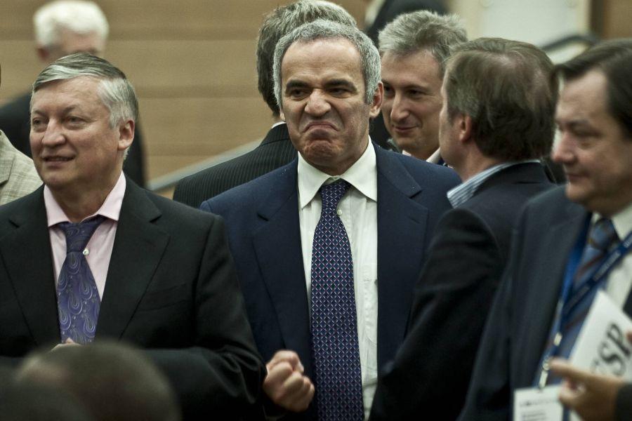 O imagine mult mai recentă cu cei doi mari rivali, în 2010, la o reuniune FIDE Serial GSP despre șah, după succesul Netflix cu „The Queen’s Gambit” » Episodul 8: Confruntarea Karpov – Kasparov: epoca de glorie