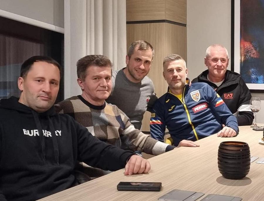 Arcadie Zaporojanu (al doilea din stânga) a intermediat venirea lui Iordănescu jr. la Legia, iar Ianis Hagi ar fi trebuit să fie perla din mercato pentru leși Detalii din „saga Ianis Hagi” » Impresarul Arcadie Zaporojanu dezvăluie de ce a căzut cea mai clară ofertă a verii: „Clubul băgase deja adânc mâna în buzunar”