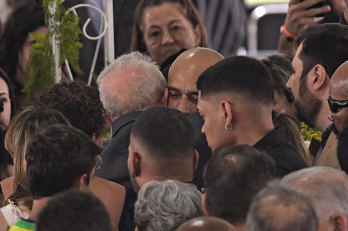 Pele a fost condus azi pe ultimul drum » Mii de fani pe străzi