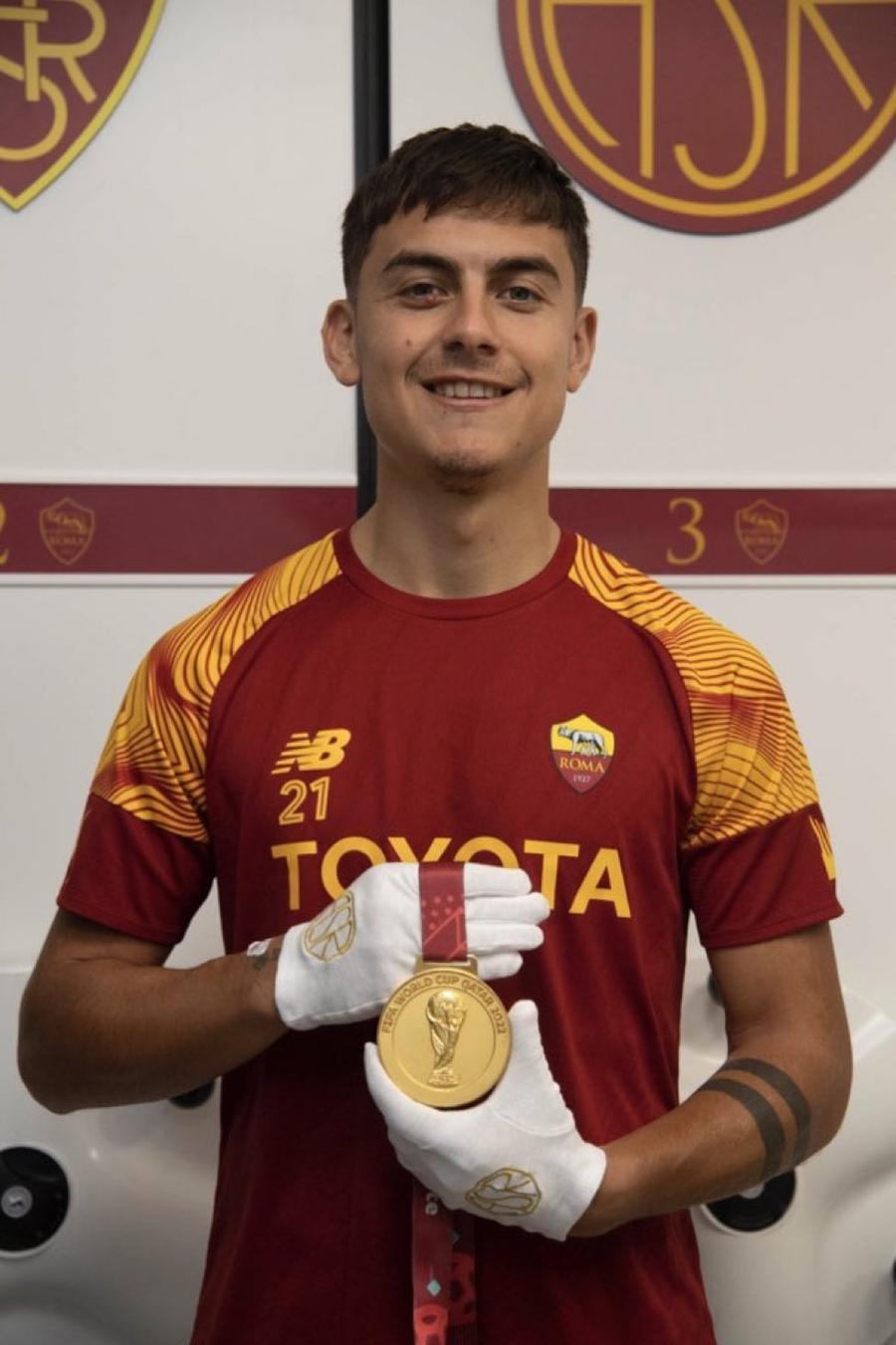FOTO: Twitter @AS Roma Ce a făcut Paulo Dybala cu medalia de campion mondial » Anunțul celor de la AS Roma