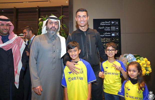 Poleit cu aur! Cum a fost întâmpinat Cristiano Ronaldo la aterizarea la Riyadh