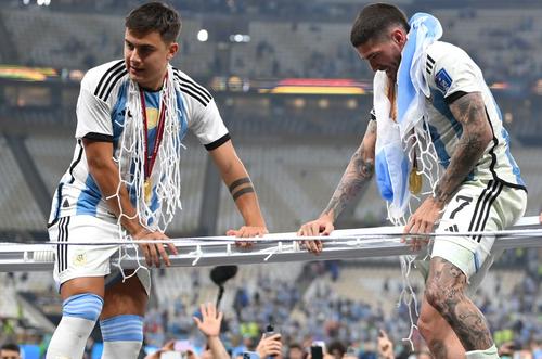 Paulo Dybala (29 de ani) a donat medalia de campion mondial Arhivei Istorice a clubului AS Roma.