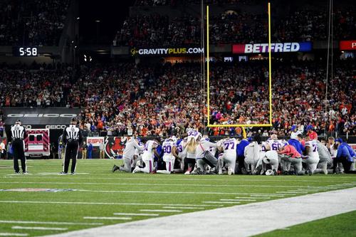 Damar Hamlin s-a prăbușit pe gazon  în timpul meciului Buffalo Bills - Cincinatti Bengals, în runda #17 din NFl.
Foto: Imago